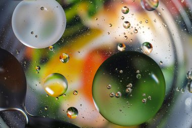 Su damlalarından gelen renkli arkaplan