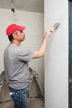 işçiler onarım daire yapın.