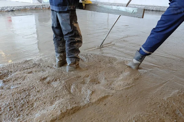dökülen beton levha