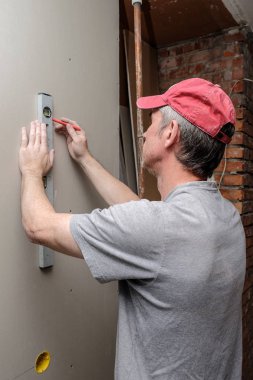 işçiler onarım daire yapın.