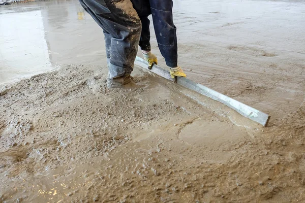 dökülen beton levha