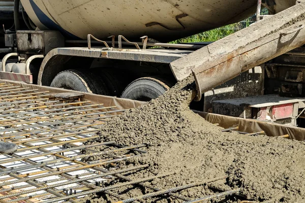 dökülen beton levha