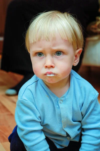 Niño travieso frunció el ceño —  Fotos de Stock