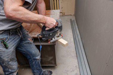 işçiler onarım daire yapın.