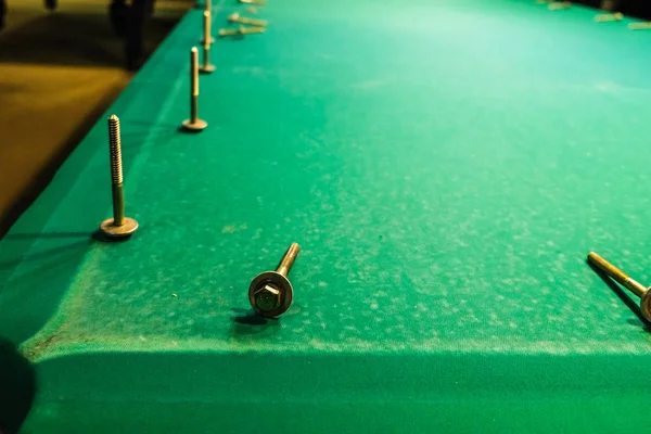 Die Schrauben liegen auf dem Billardtisch aus Filz — Stockfoto