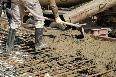 dökülen beton levha