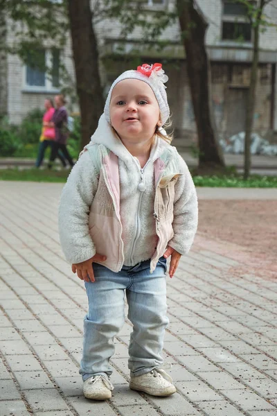 Schattig klein meisje spelen in de straat — Stockfoto