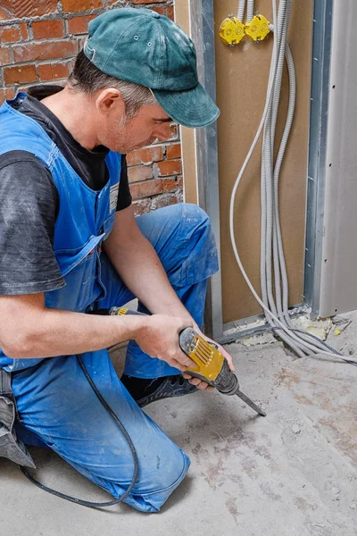 Oluşturucu bir çekiç ile