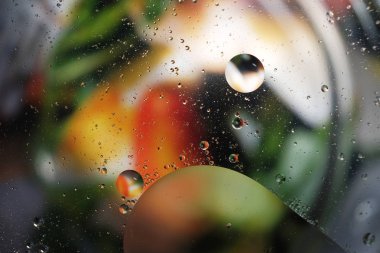 Su damlalarından gelen renkli arkaplan