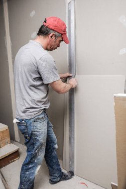 işçiler onarım daire yapın.