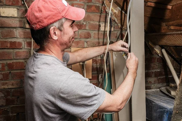 işçiler onarım daire yapın.