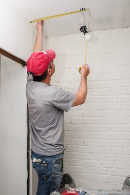 işçiler onarım daire yapın.