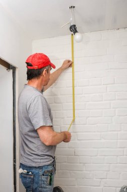 işçiler onarım daire yapın.