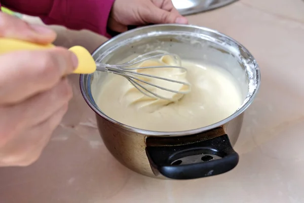 Pencampuran adonan untuk pancake — Stok Foto