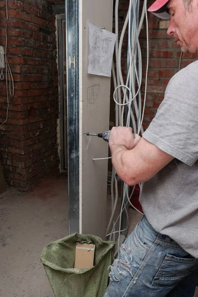 işçiler onarım daire yapın.