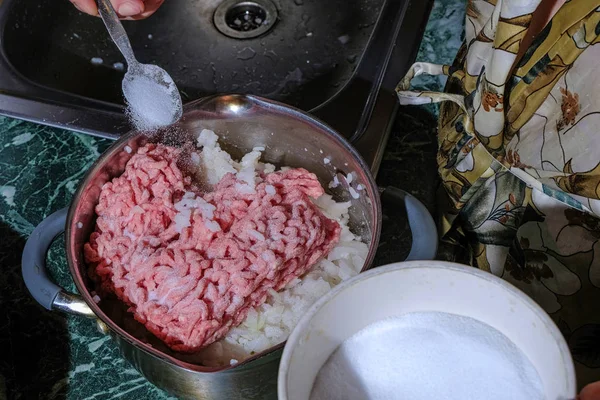 Cozinhar pimentão recheado — Fotografia de Stock