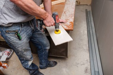 işçiler onarım daire yapın.