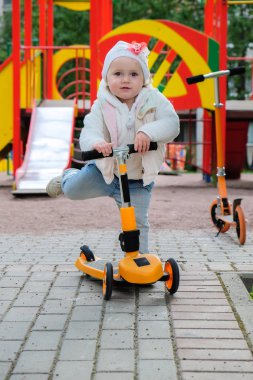 bir scooter üzerinde küçük kız