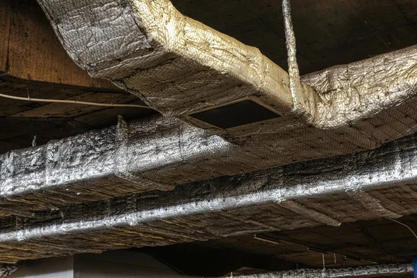 Grandi tubi di ventilazione sul soffitto — Foto Stock