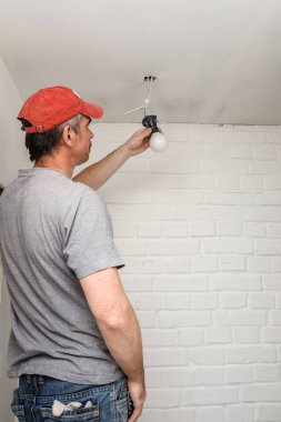 işçiler onarım daire yapın.