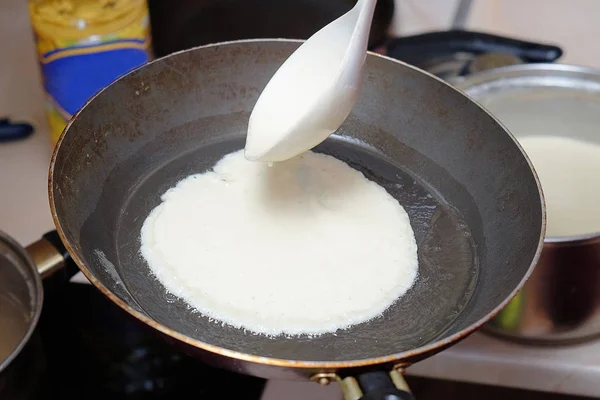 Panqueca frita em frigideira — Fotografia de Stock