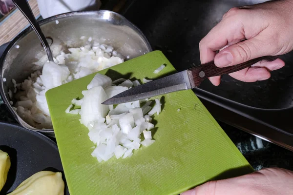 Cortar cebollas en el tablero — Foto de Stock