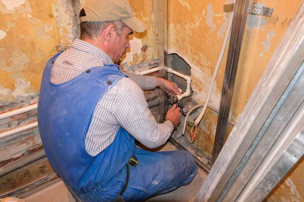 Рабочие выполняют ремонт в квартире — стоковое фото