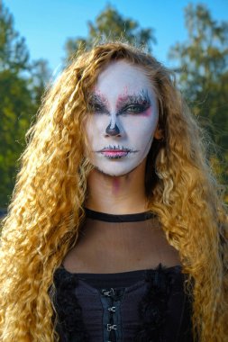 zombi kız siyah gözleri ve kanlı ağız ile