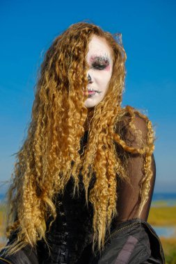 zombi kız siyah gözleri ve kanlı ağız ile