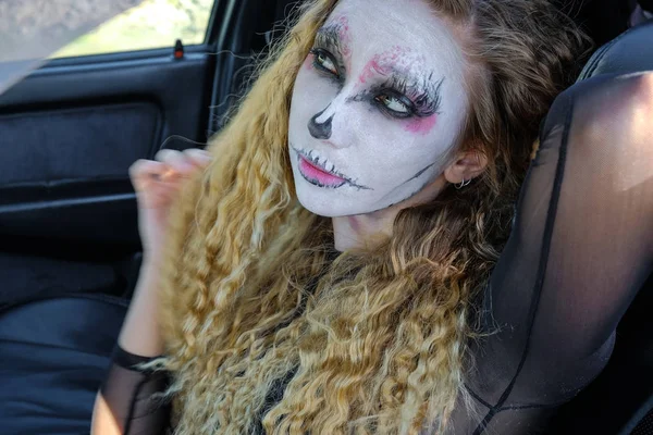 Зомбі дівчина з чорними очима і кривавим ротом — стокове фото