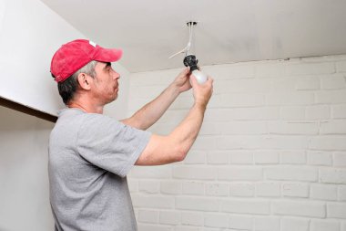 işçi ampul daire değiştirir