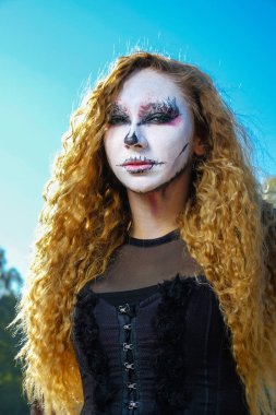 zombi kız siyah gözleri ve kanlı ağız ile