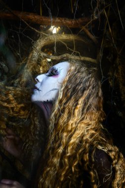 Karanlık ormanda cadı