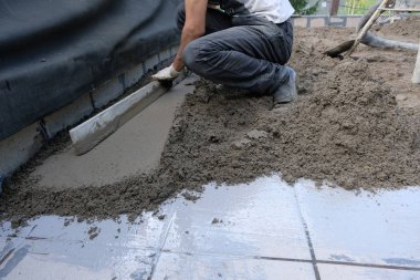 dökülen beton levha