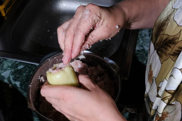 Cocinar pimiento relleno — Foto de Stock