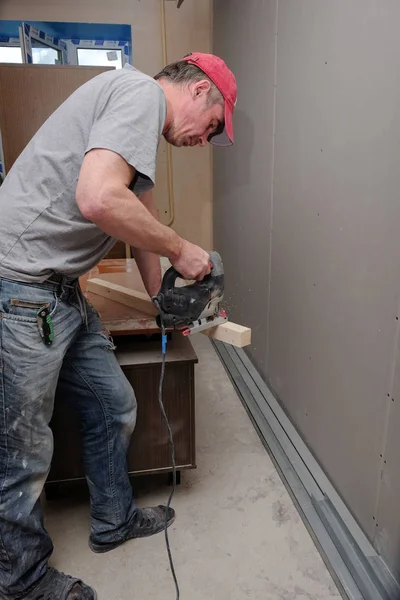 işçiler onarım daire yapın.