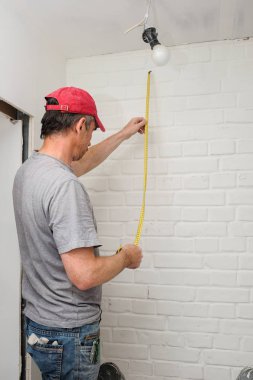 işçiler onarım daire yapın.