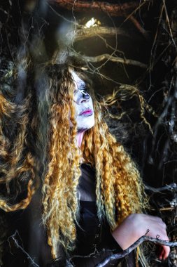 Karanlık ormanda cadı