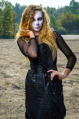 zombi kız siyah gözleri ve kanlı ağız ile