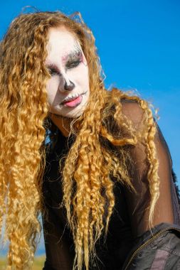 zombi kız siyah gözleri ve kanlı ağız ile