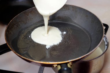 bir tavada kızarmış bir gözleme