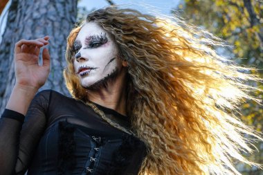 zombi kız siyah gözleri ve Cadılar Bayramı kanlı bir ağızdan