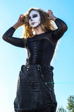 zombi kız siyah gözleri ve Cadılar Bayramı kanlı bir ağızdan