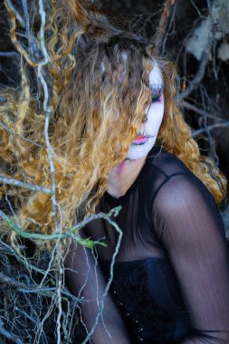 Cadı Halloween karanlık ormanda