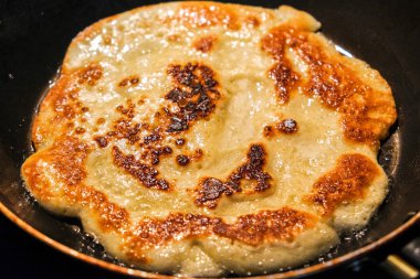 bir tavada kızarmış bir gözleme