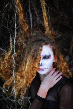 Cadı Halloween karanlık ormanda