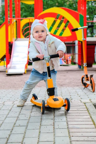 bir scooter üzerinde küçük kız