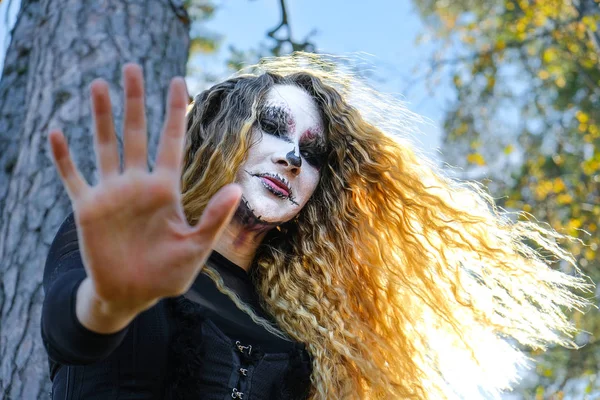 La bruja en el bosque oscuro en Halloween —  Fotos de Stock