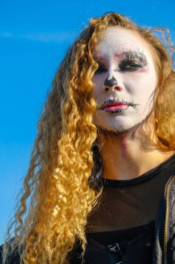 zombi kız siyah gözleri ve Cadılar Bayramı kanlı bir ağızdan