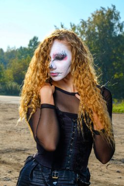 zombi kız siyah gözleri ve Cadılar Bayramı kanlı bir ağızdan